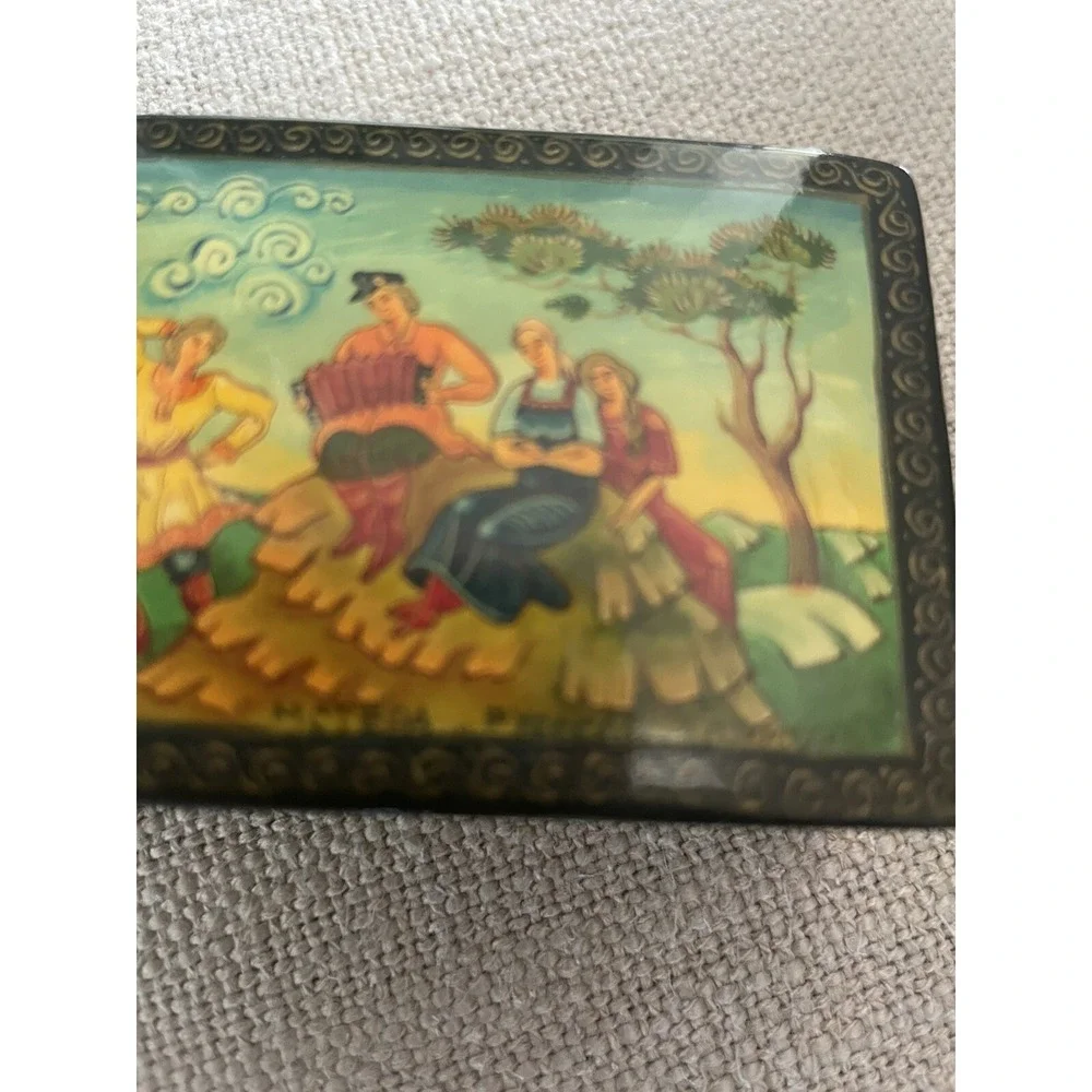 Vintage Russian Lacquered Hand Painted Hinged‎ Trinket Box Artist Signed